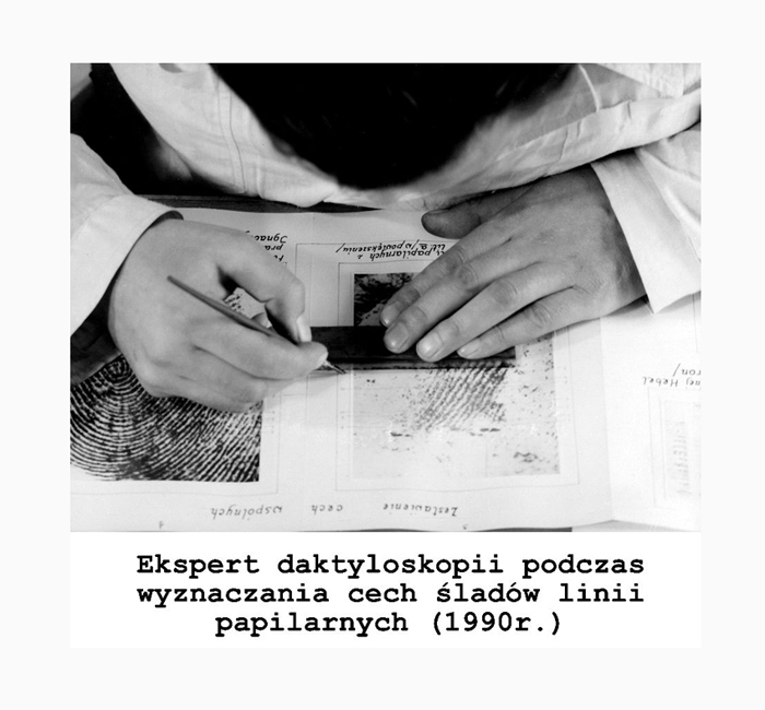 Ekspert daktyloskopii wyznaczający cechy śladu linii papilarnych w 1990 roku